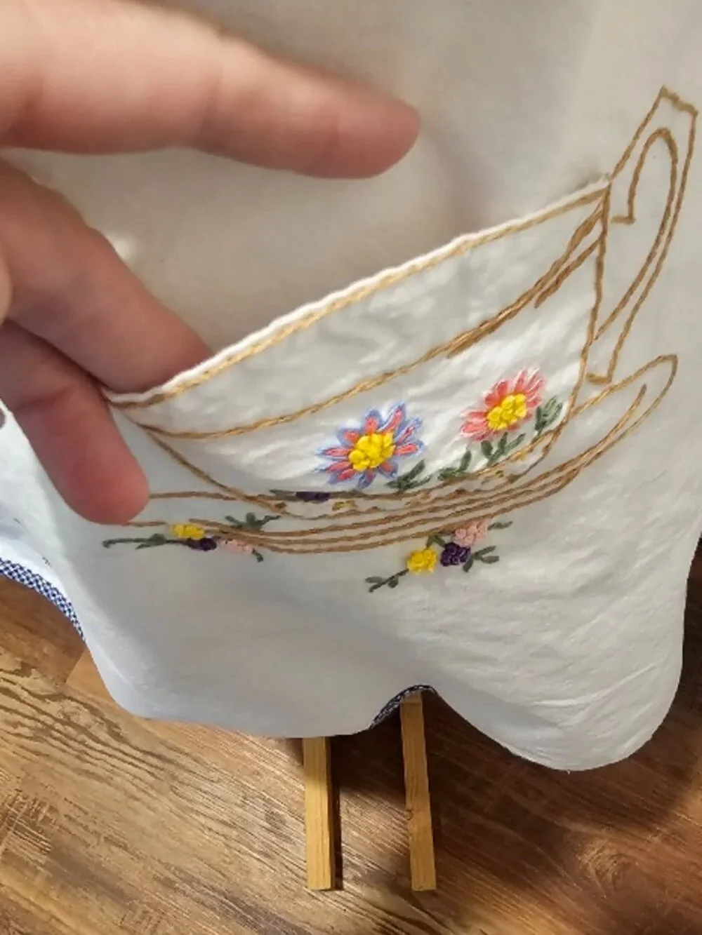 Vintage Embroidered Apron Tea Cup Teacup Pockets Flowers Floral EUC